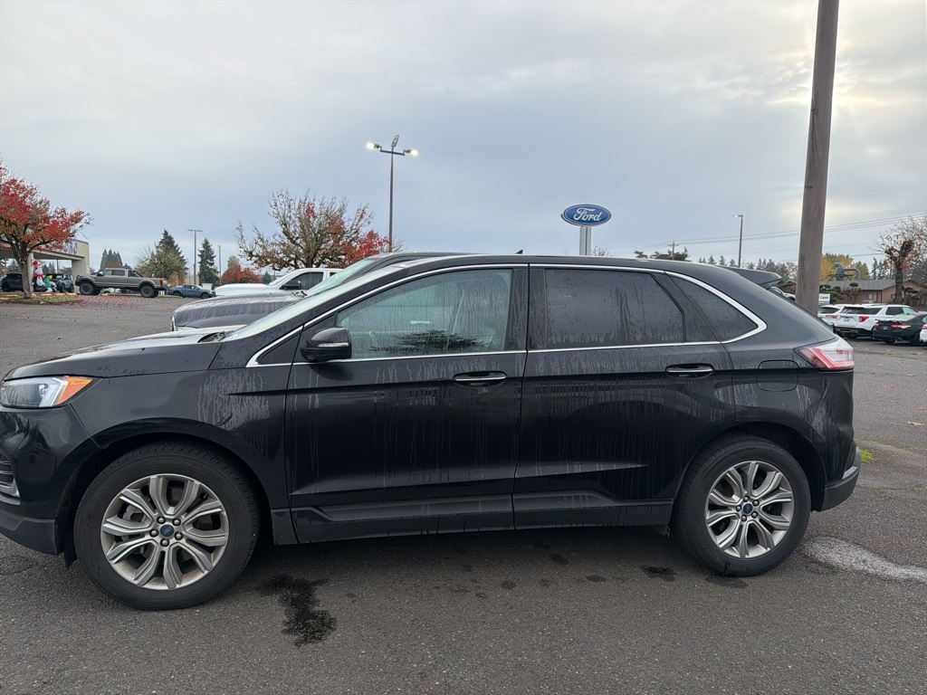 2022 Ford Edge Titanium photo 2