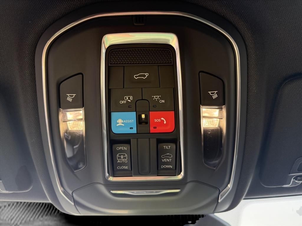 2025 Jeep Grand Cherokee Laredo Altitude photo 14