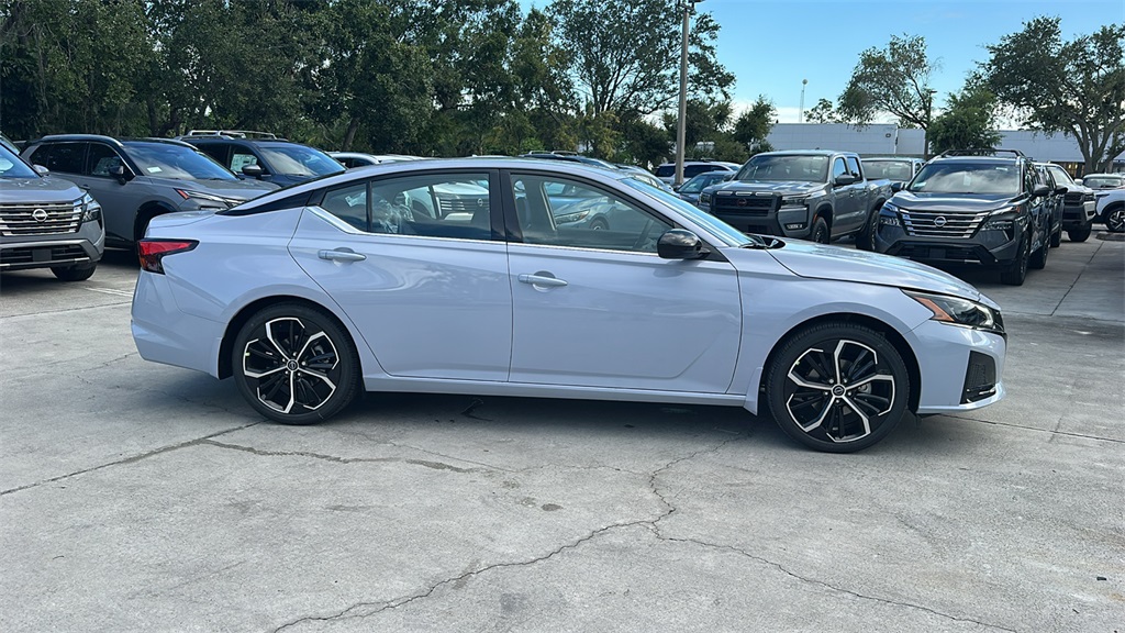 2025 Nissan Altima SR photo 7
