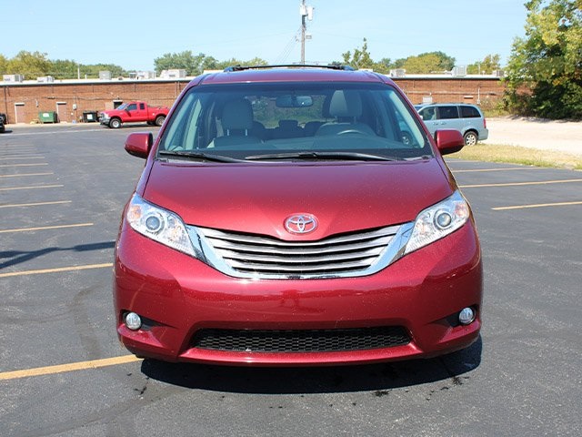 2017 Toyota Sienna XLE photo 7