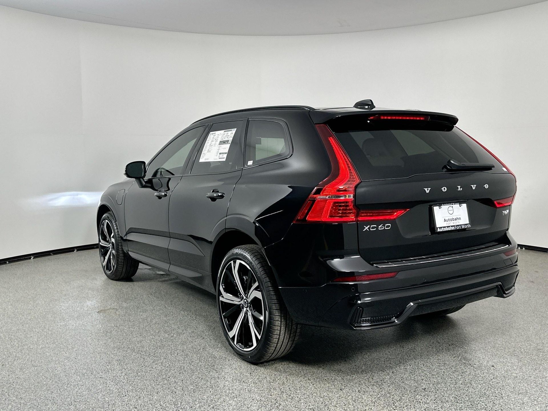 2025 Volvo XC60 T8 photo 5
