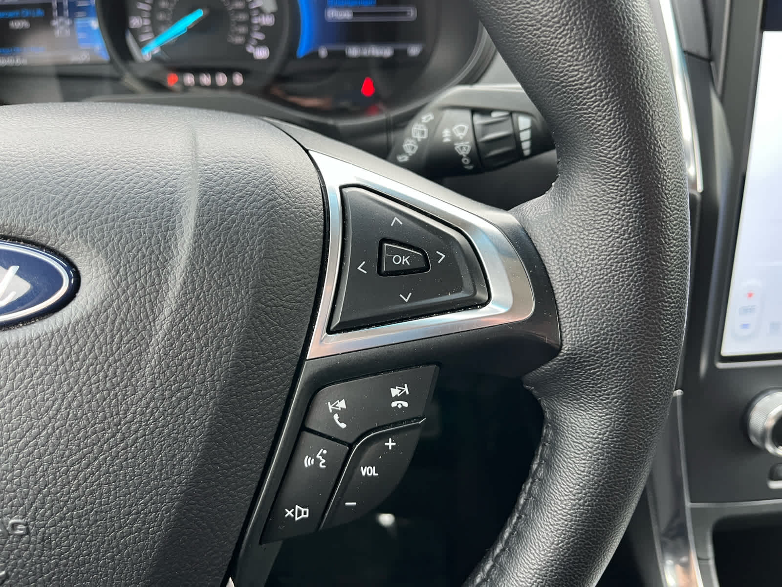 2024 Ford Edge Titanium photo 25