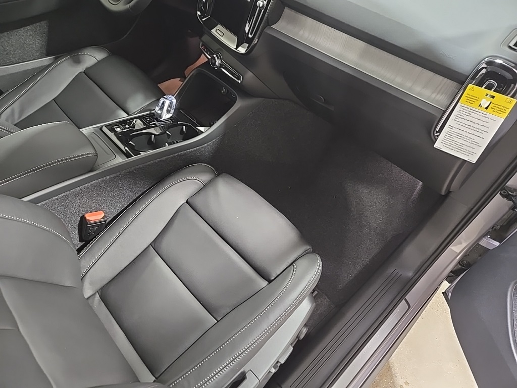 2026 Volvo XC40 Plus photo 20