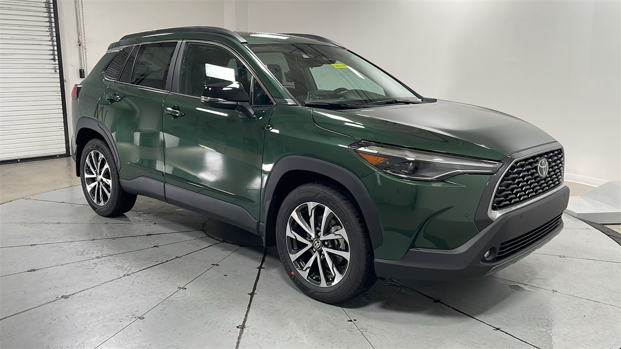 2025 Toyota Corolla Cross XLE photo 3