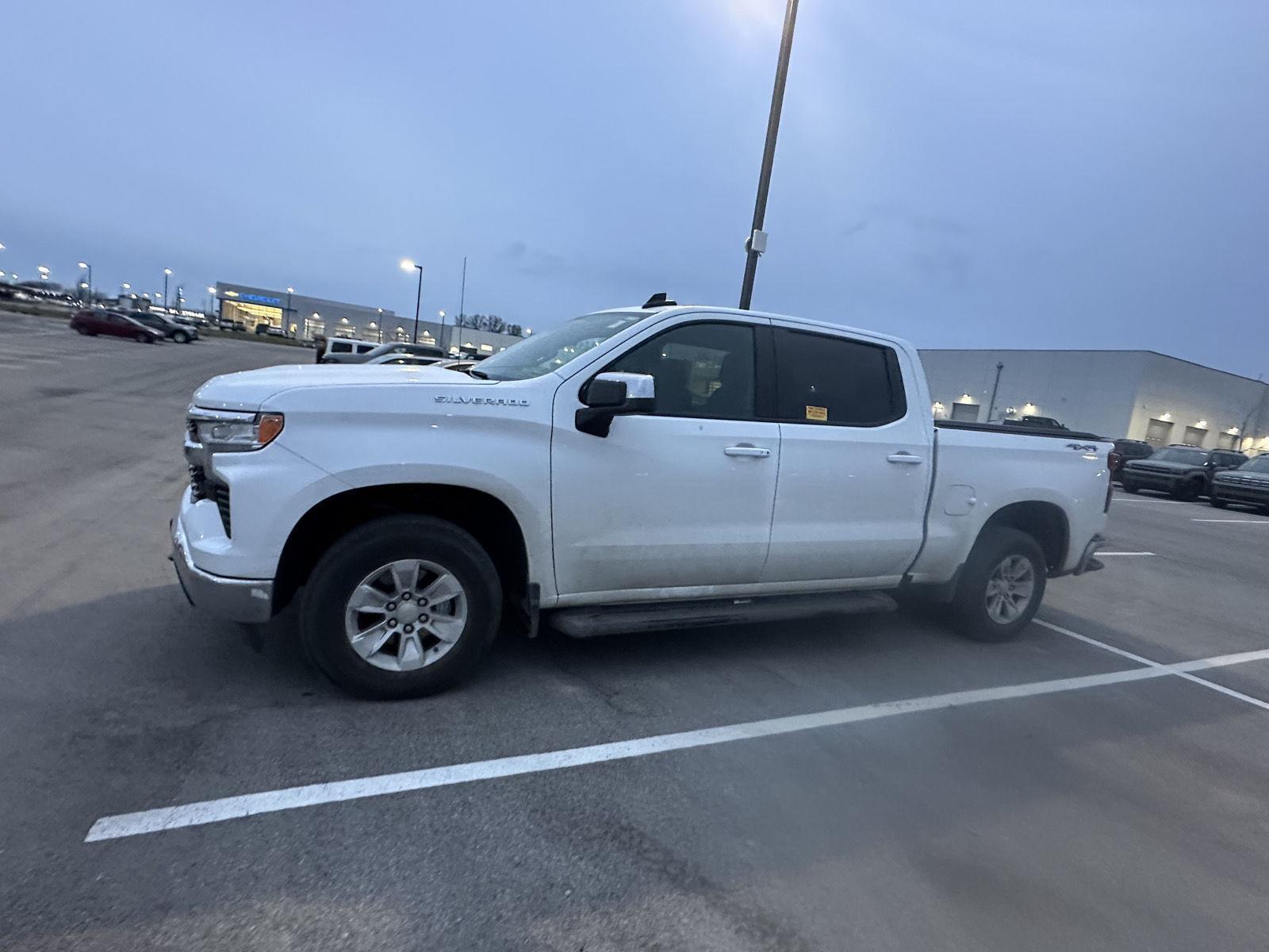 Used 2022 Chevrolet Silverado 1500 LT with VIN 1GCUDDED3NZ532032 for sale in Kansas City