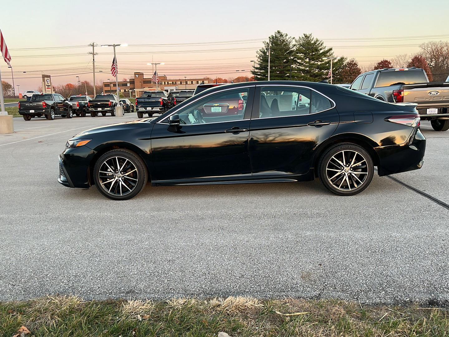 2023 Toyota Camry SE photo 2