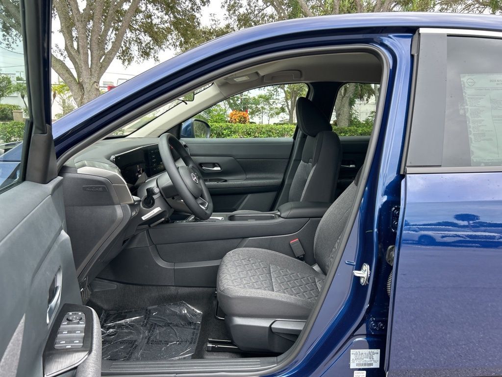 2025 Nissan Kicks SV photo 8