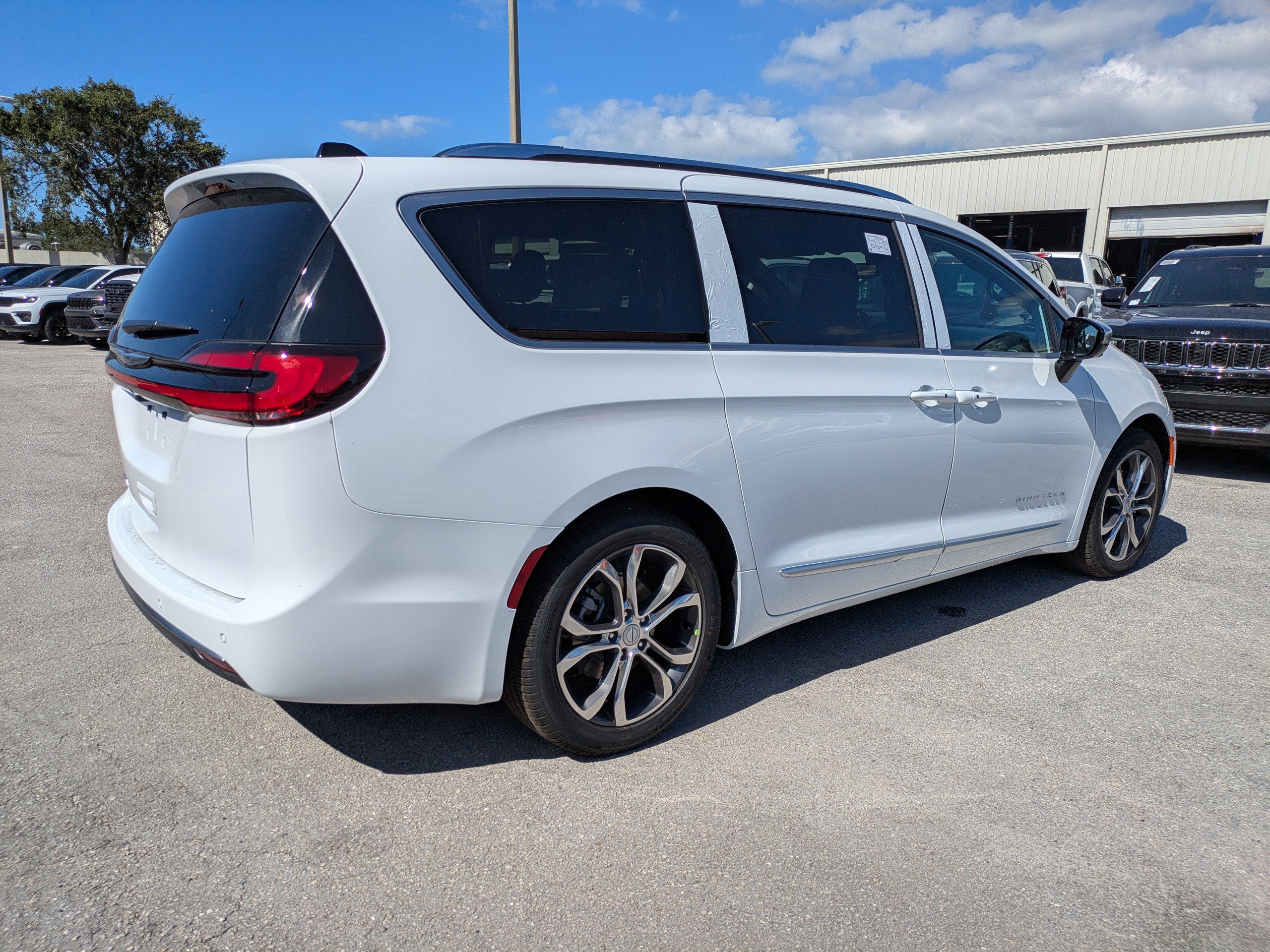 2026 Chrysler Pacifica Pinnacle photo 4