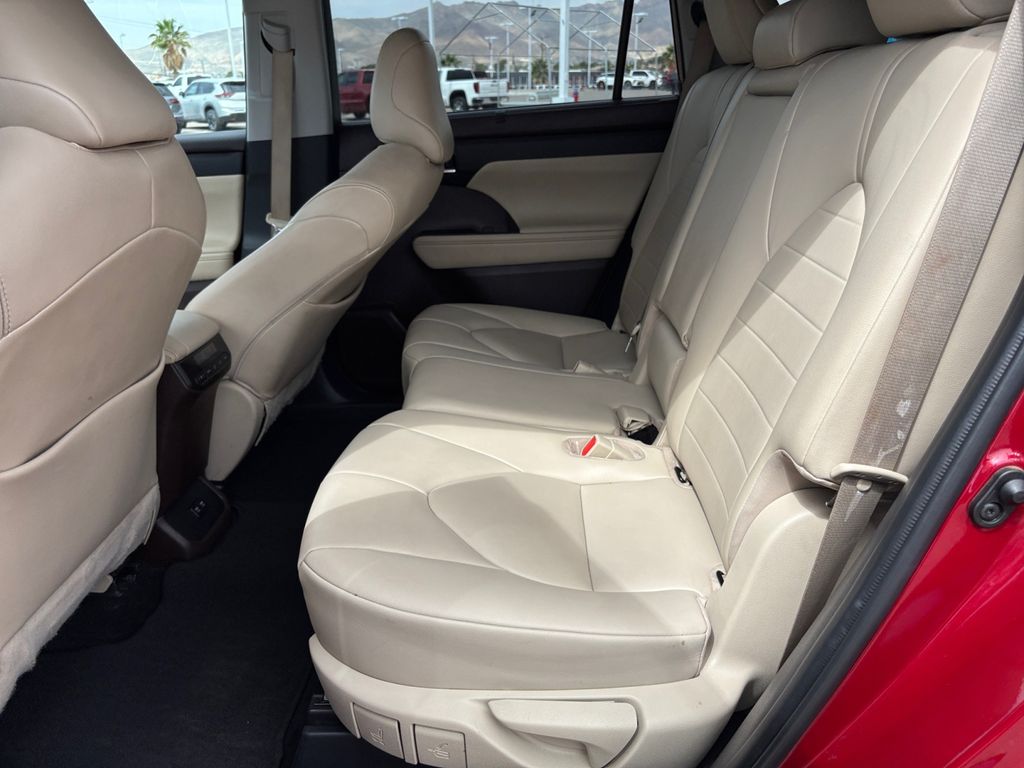 2021 Toyota Highlander XLE photo 16