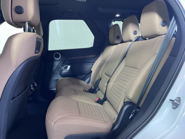 2025 Land Rover Discovery SE photo 13