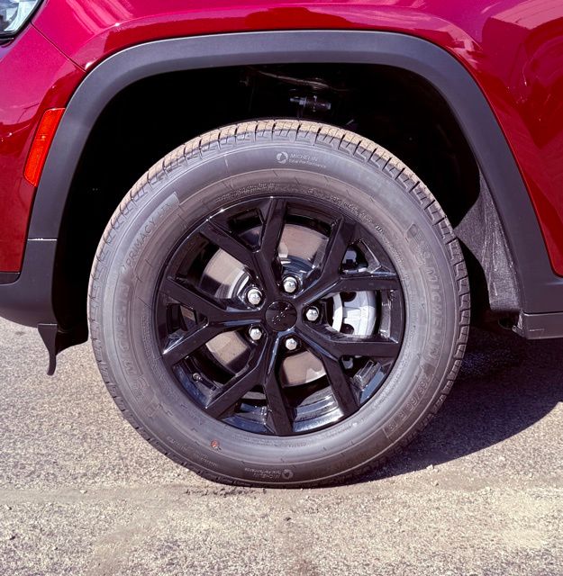 2025 Jeep Grand Cherokee Laredo Altitude photo 3