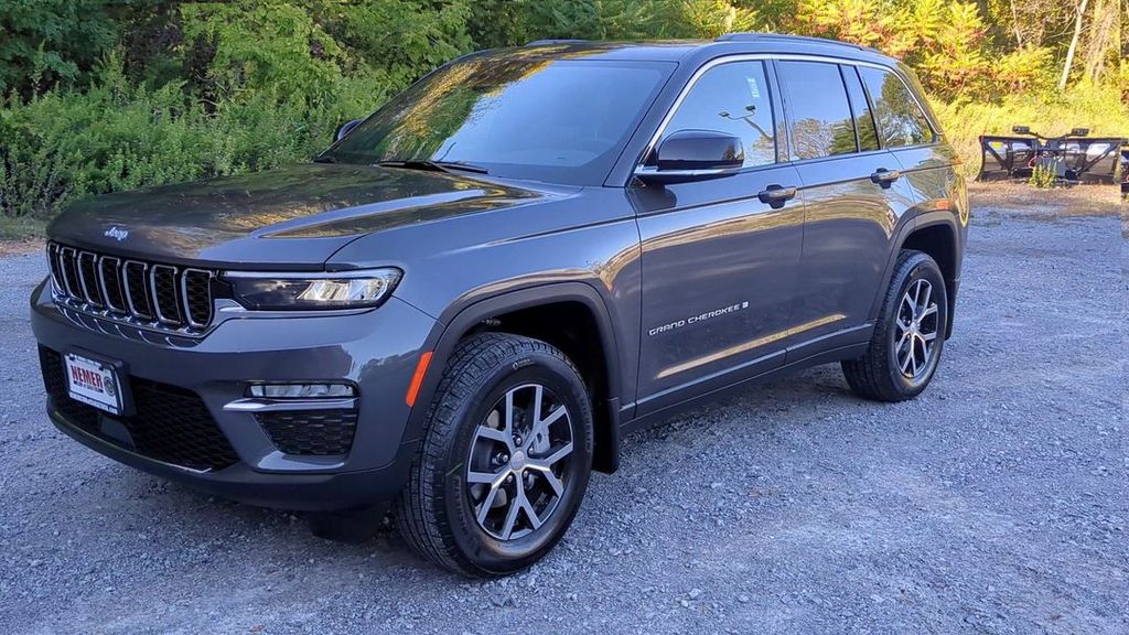 2025 Jeep Grand Cherokee Limited photo 3