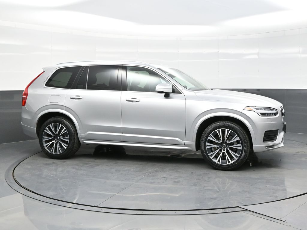 2022 Volvo XC90 T6 Momentum photo 3