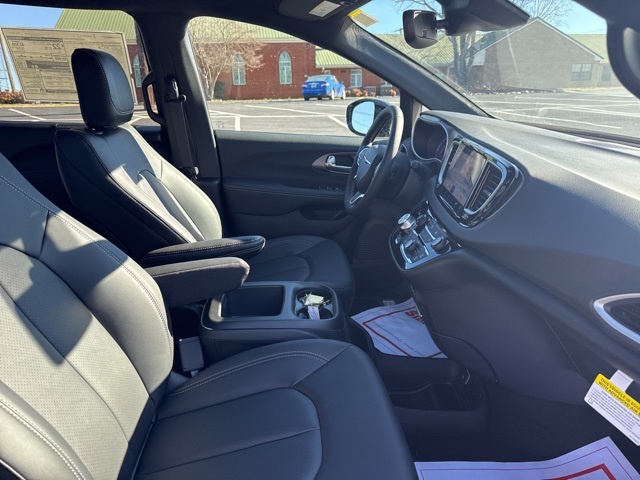 2025 Chrysler Voyager L photo 10