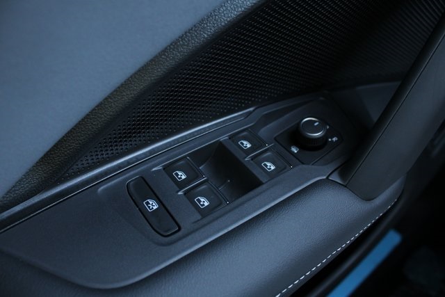 2025 Volkswagen Tiguan SE photo 2