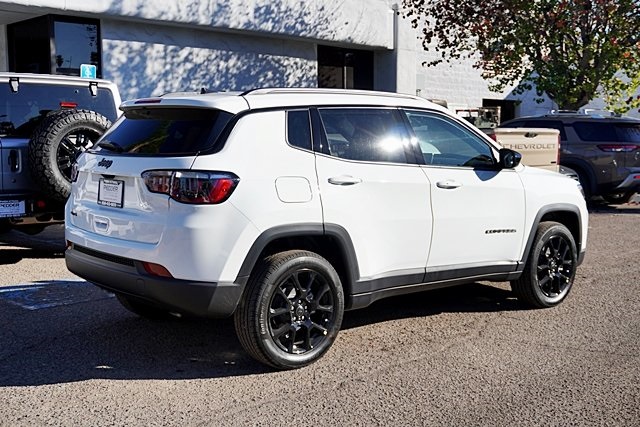 New 2026 Bright White Clear-Coat Exterior Paint Jeep Latitude image 9