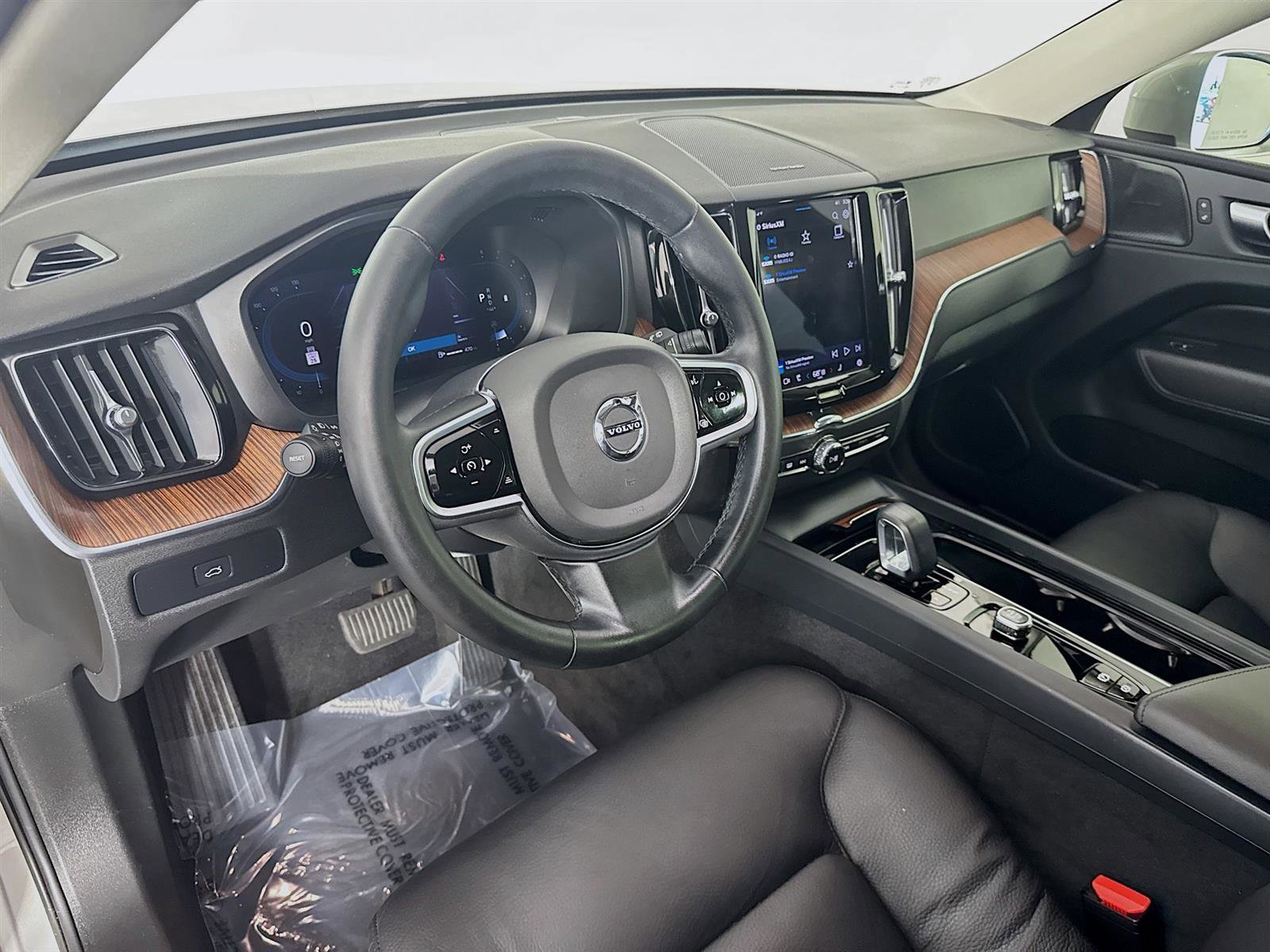 2023 Volvo XC60 B5 Plus photo 8