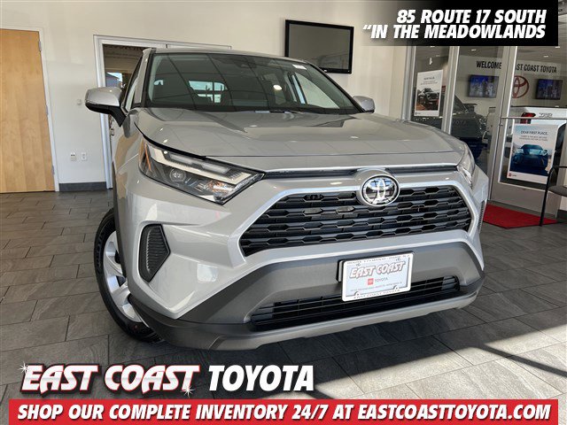 2025 Toyota RAV4 LE's photo