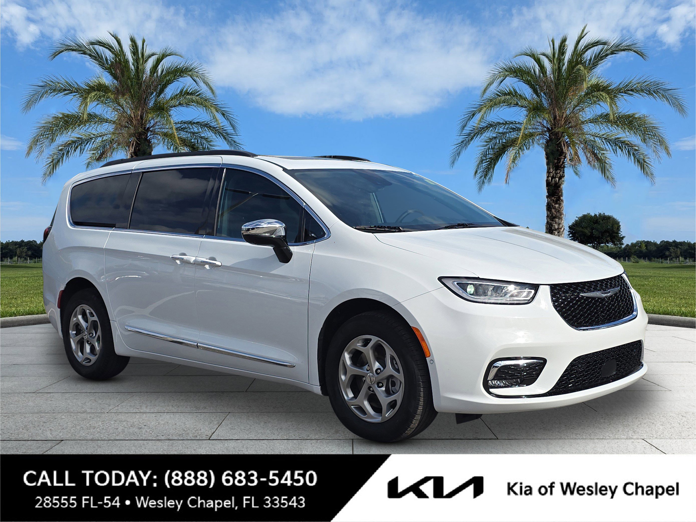 2023 Chrysler Pacifica Limited's photo