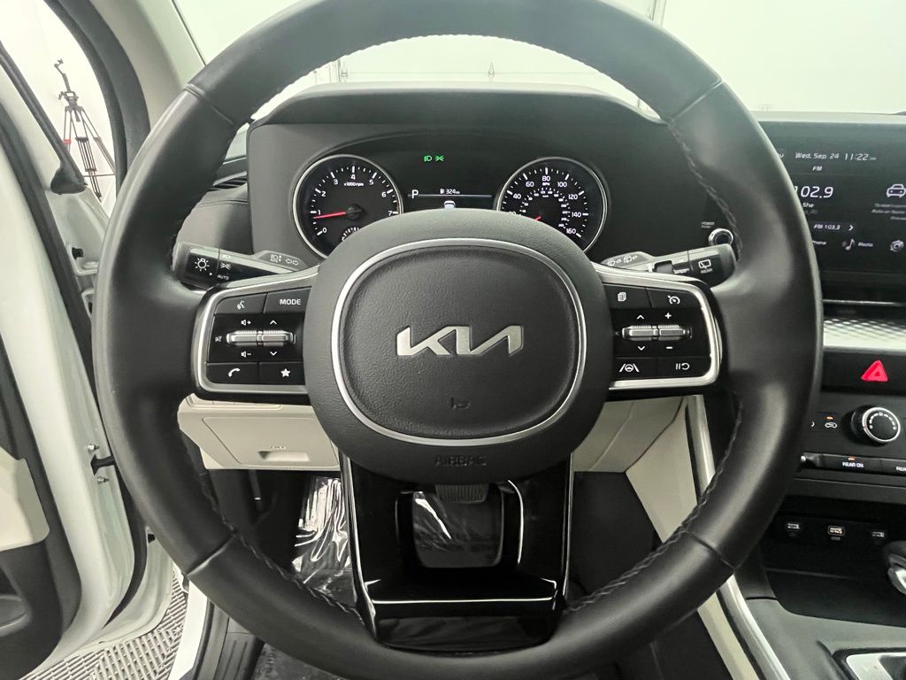 2024 Kia Carnival LX photo 17