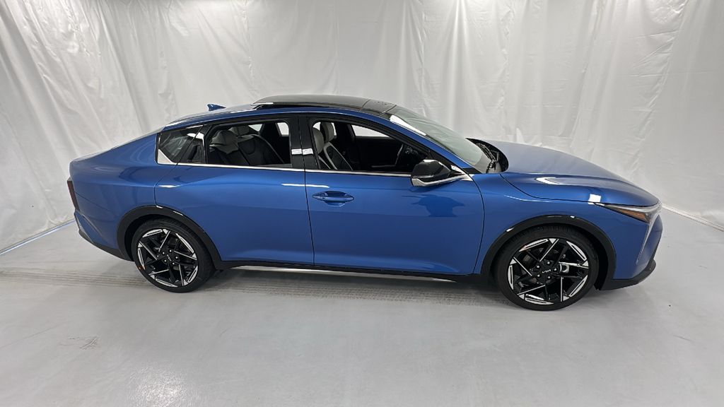 2025 Kia K4 GT-Line photo 2