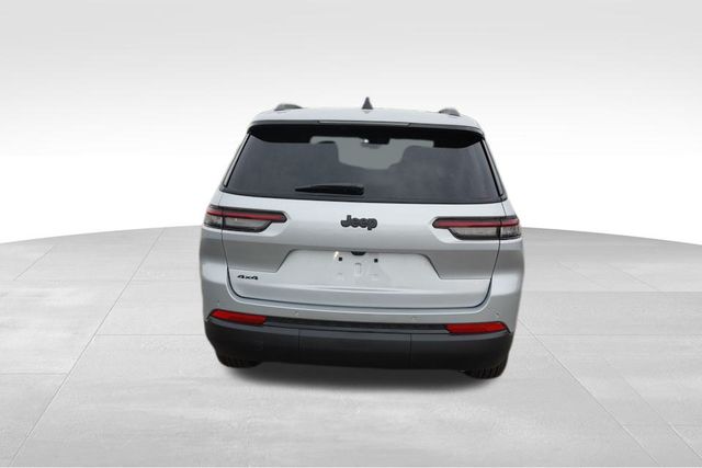 2025 Jeep Grand Cherokee Altitude photo 3