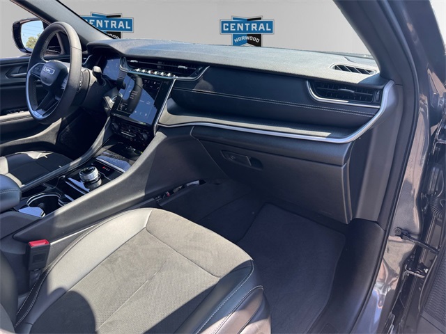 2023 Jeep Grand Cherokee Altitude photo 2