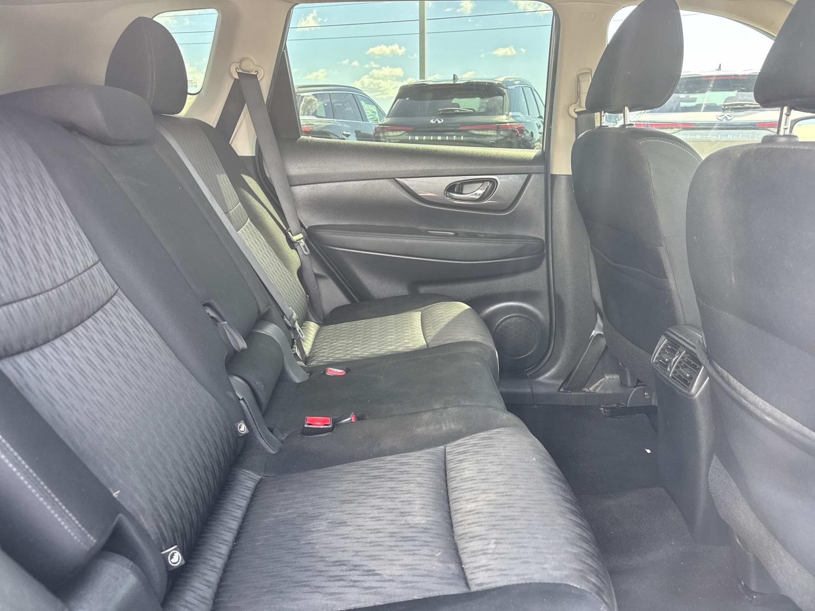 2017 Nissan Rogue SV photo 8