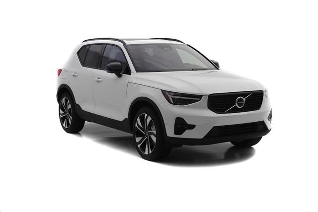 2025 Volvo XC40 AWD photo 2
