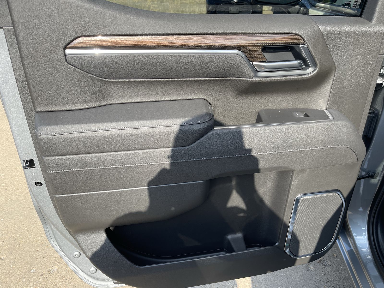 2025 Chevrolet Silverado 1500 LT photo 4
