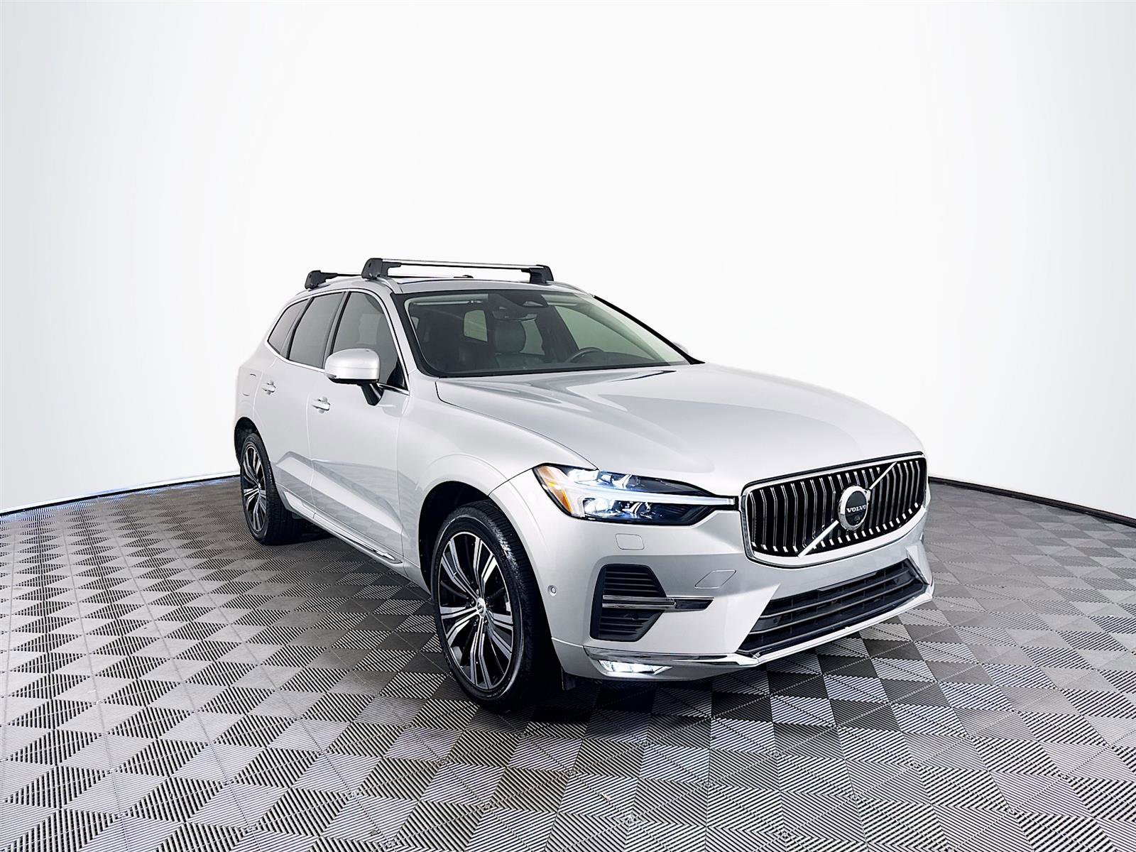 2023 Volvo XC60 B5 Plus photo 2