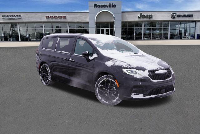 2026 Chrysler Pacifica Limited's photo