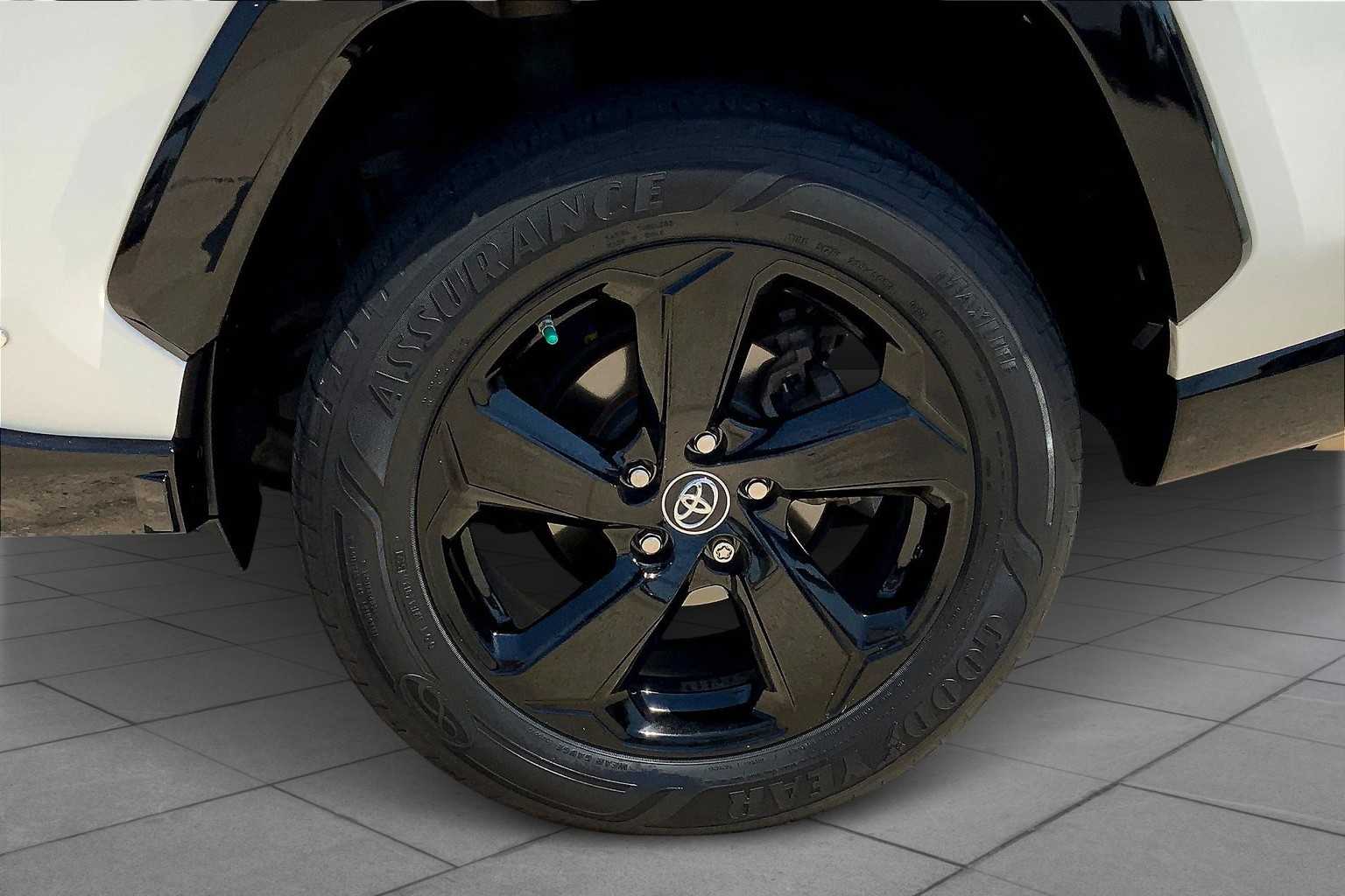 2019 Toyota RAV4 Hybrid XSE photo 9