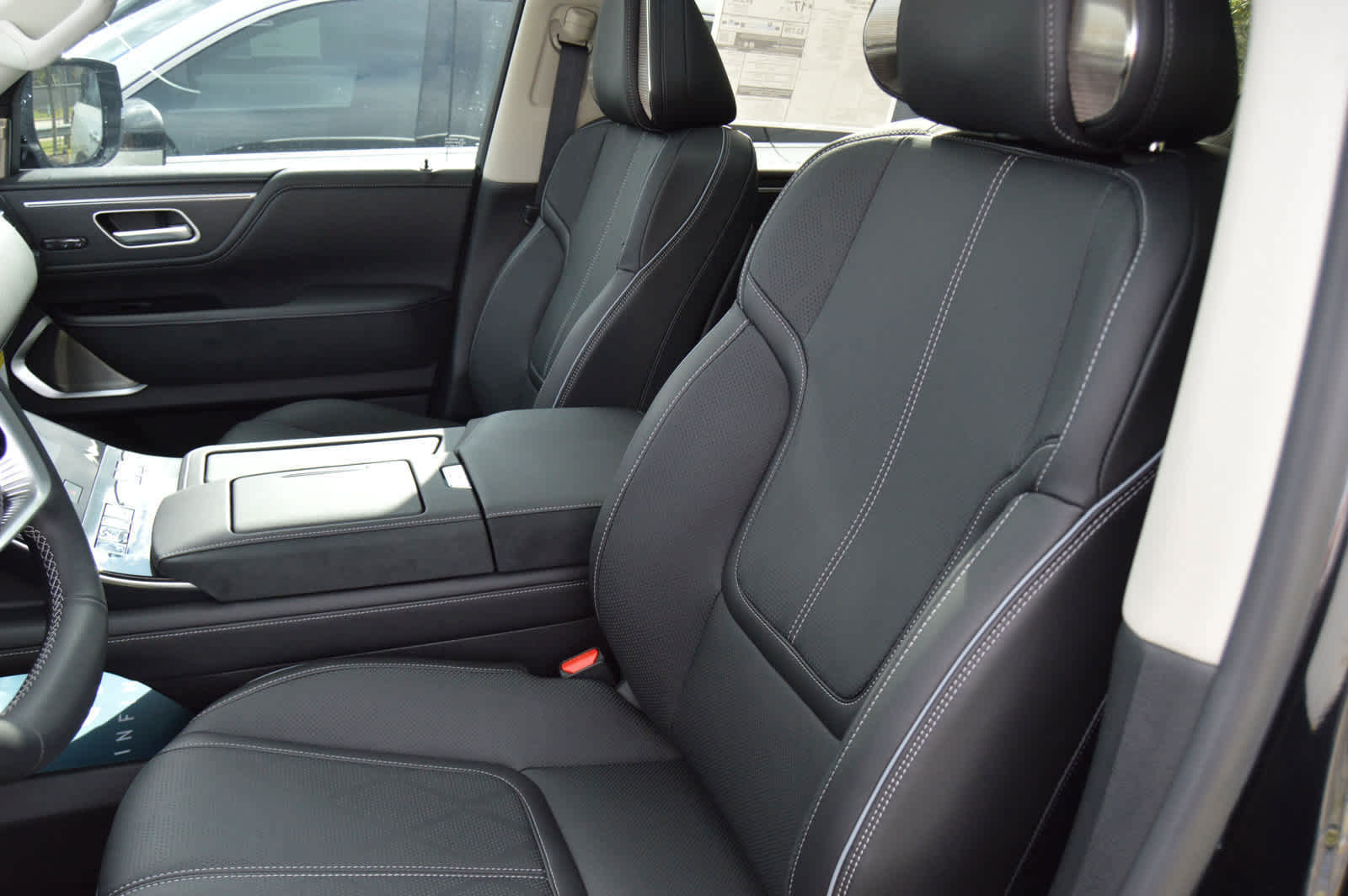 2025 Infiniti QX80 Sensory photo 8