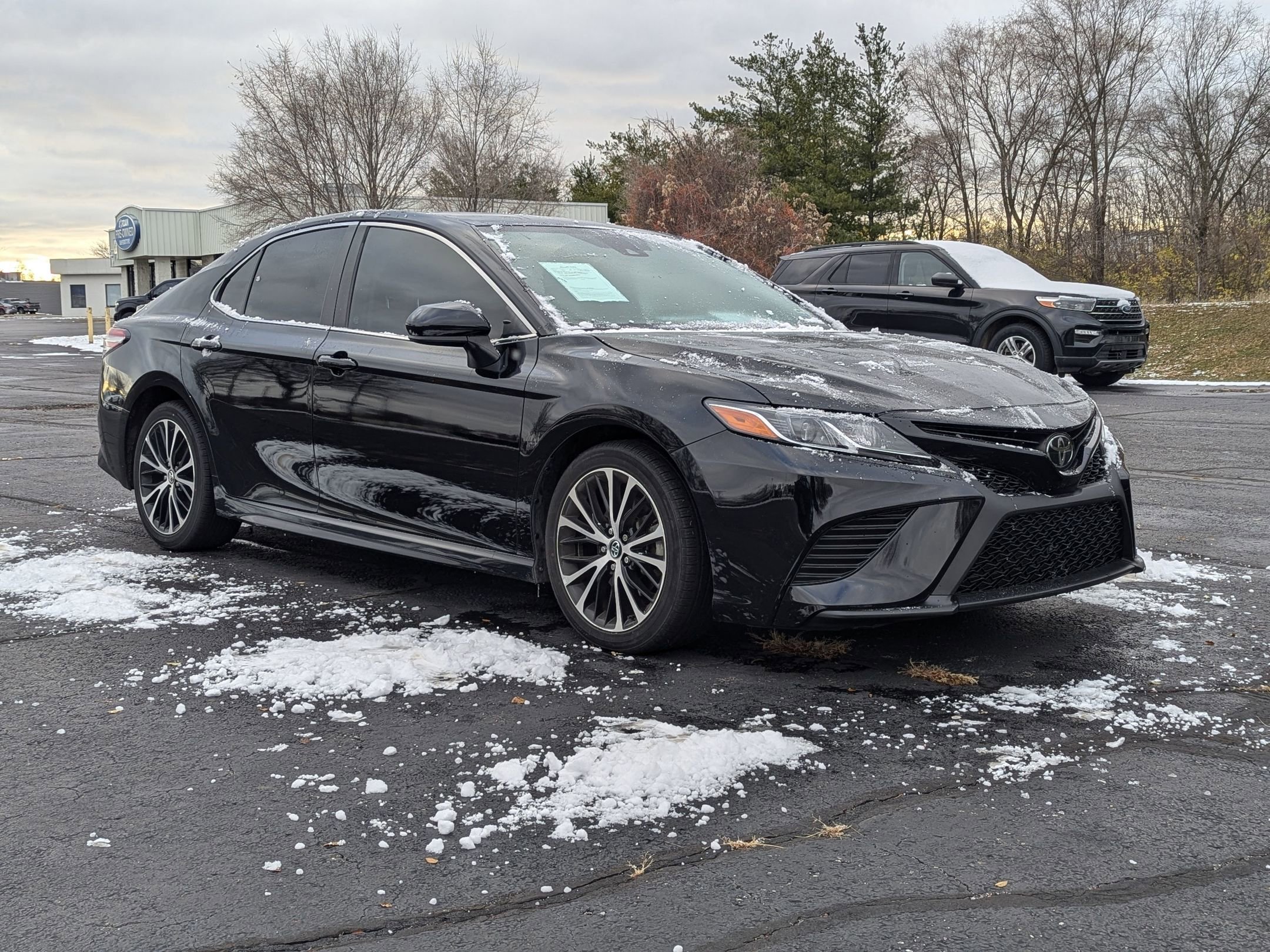 2020 Toyota Camry SE photo 4