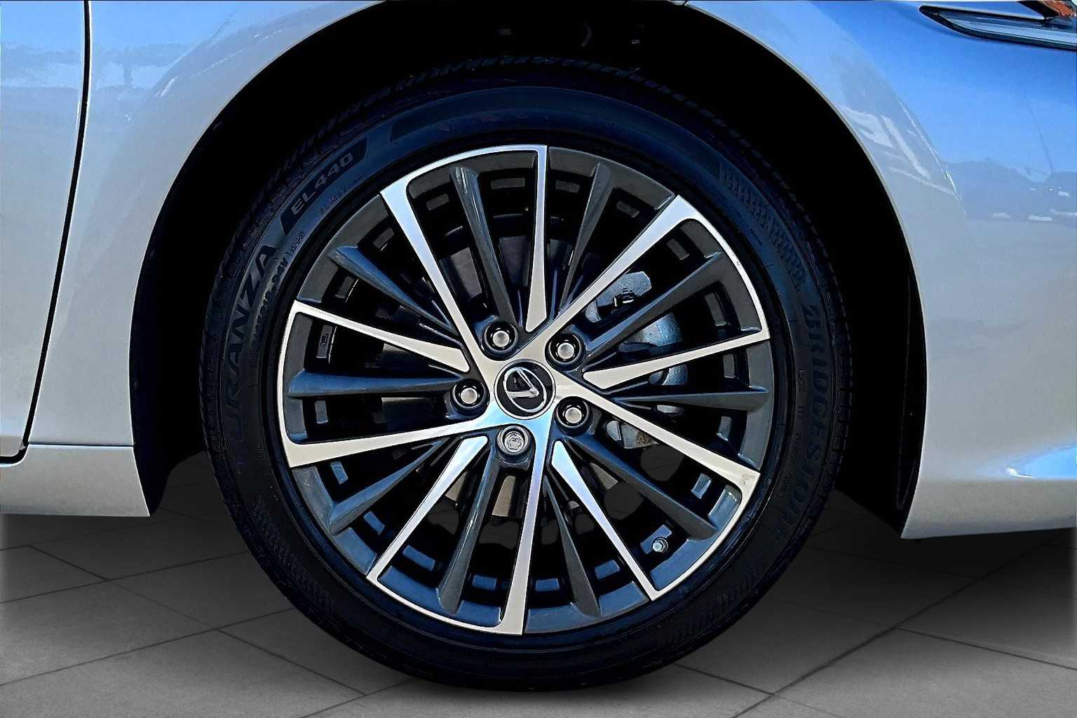 2025 Lexus ES 300h photo 9