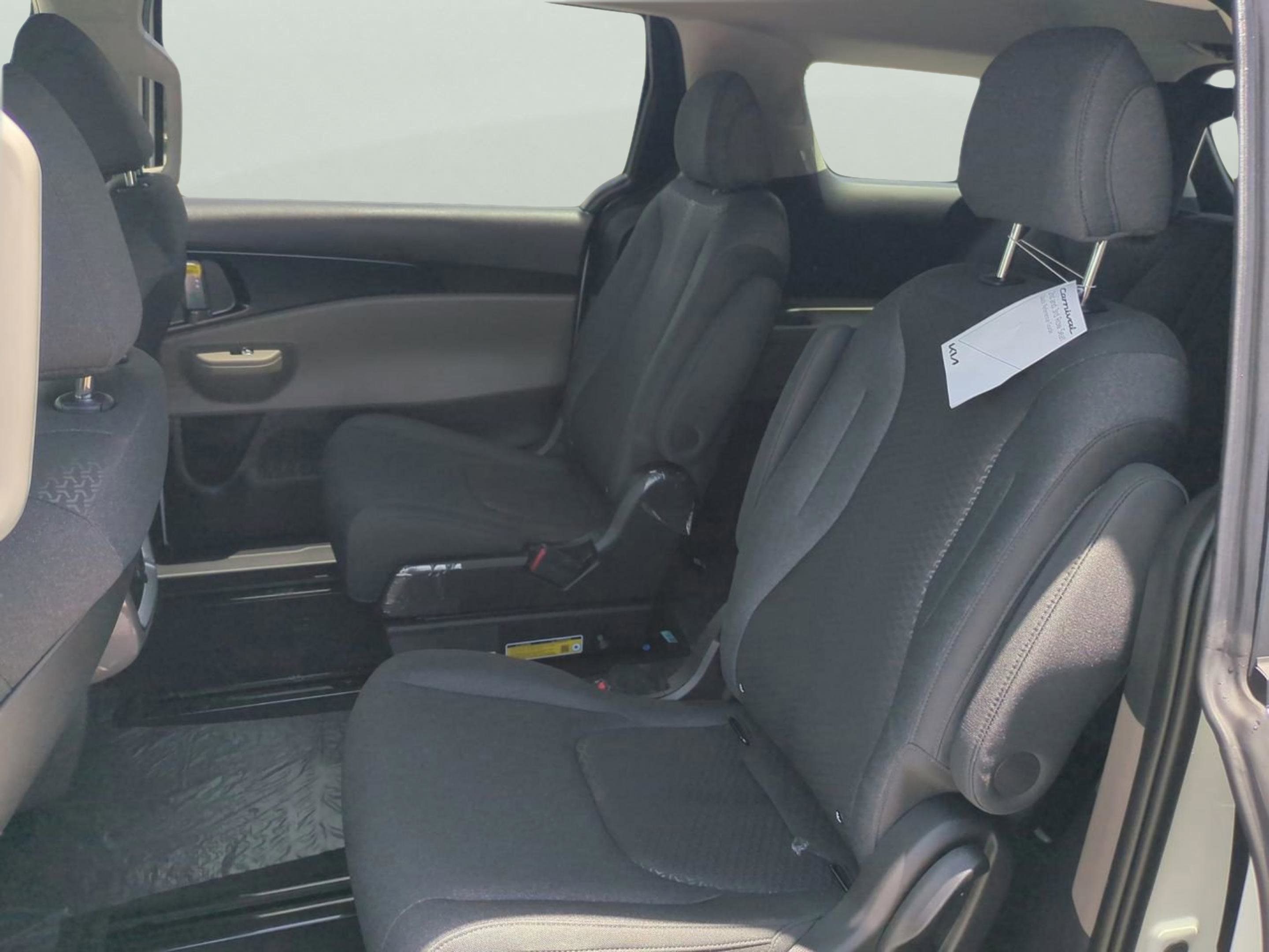 2026 Kia Carnival LX photo 11