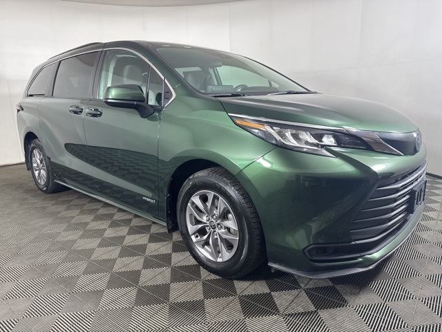 2021 Toyota Sienna LE's photo