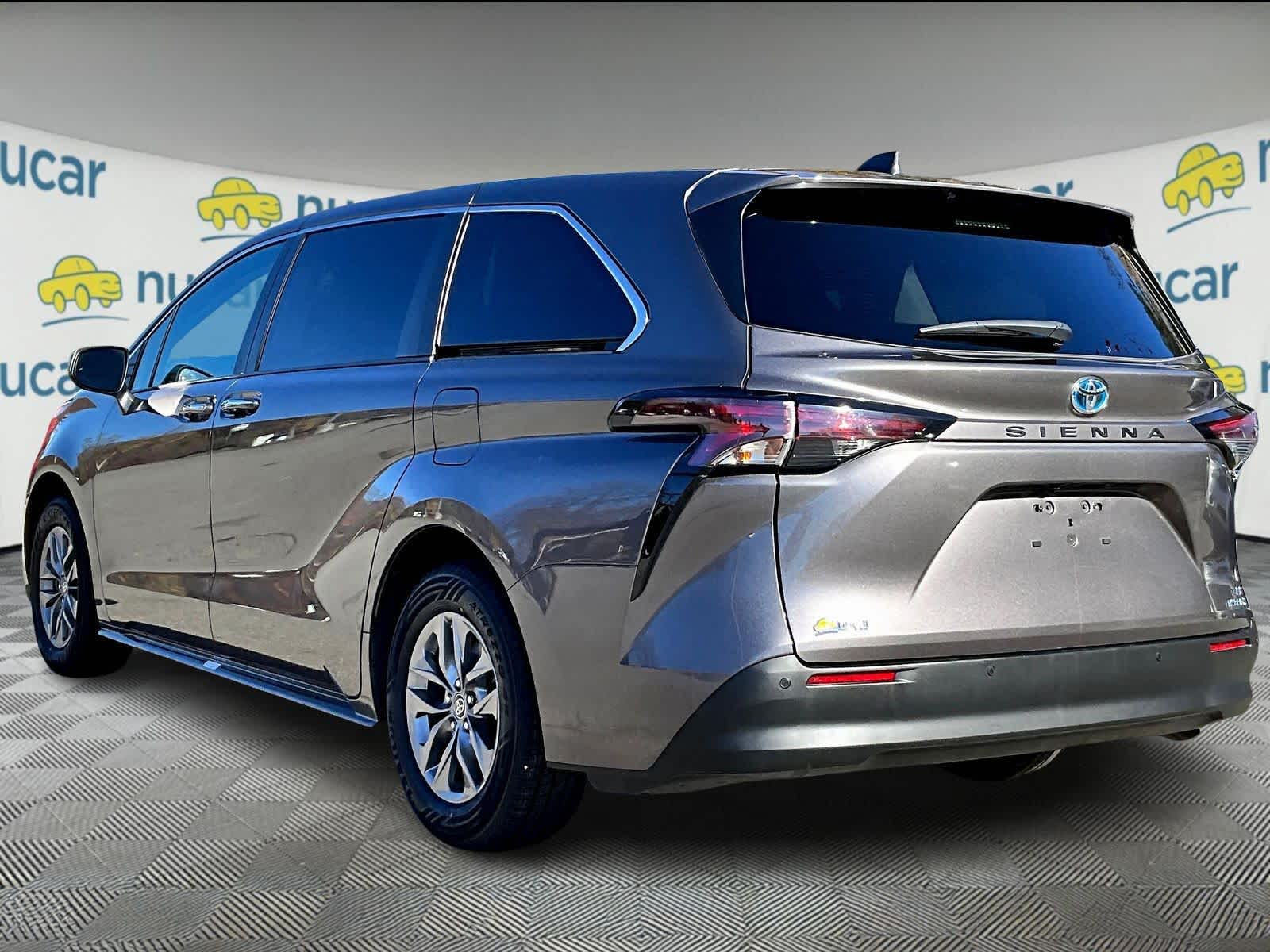 2023 Toyota Sienna XLE photo 4
