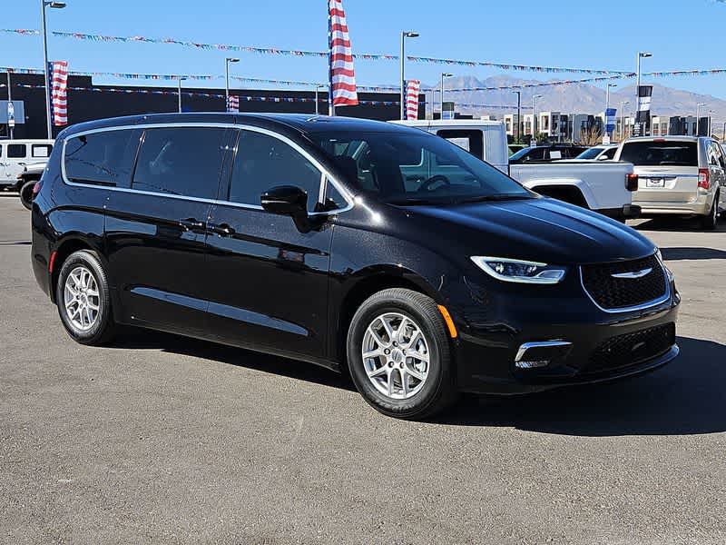 2025 Chrysler Pacifica photo 2