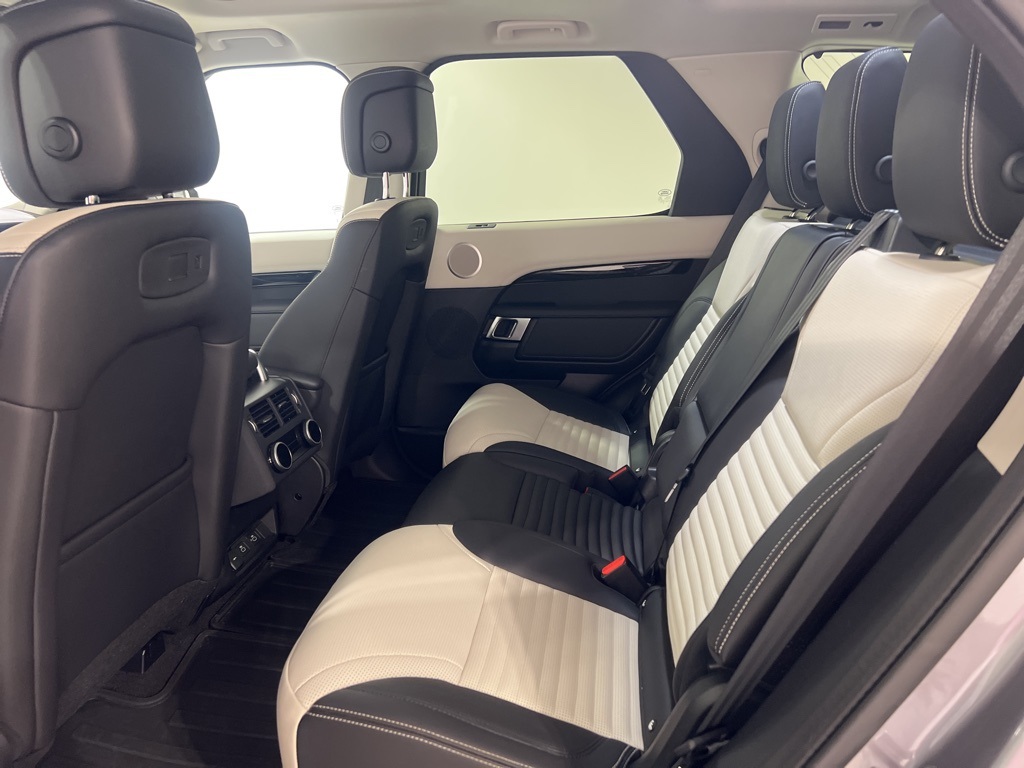 2025 Land Rover Discovery S photo 21