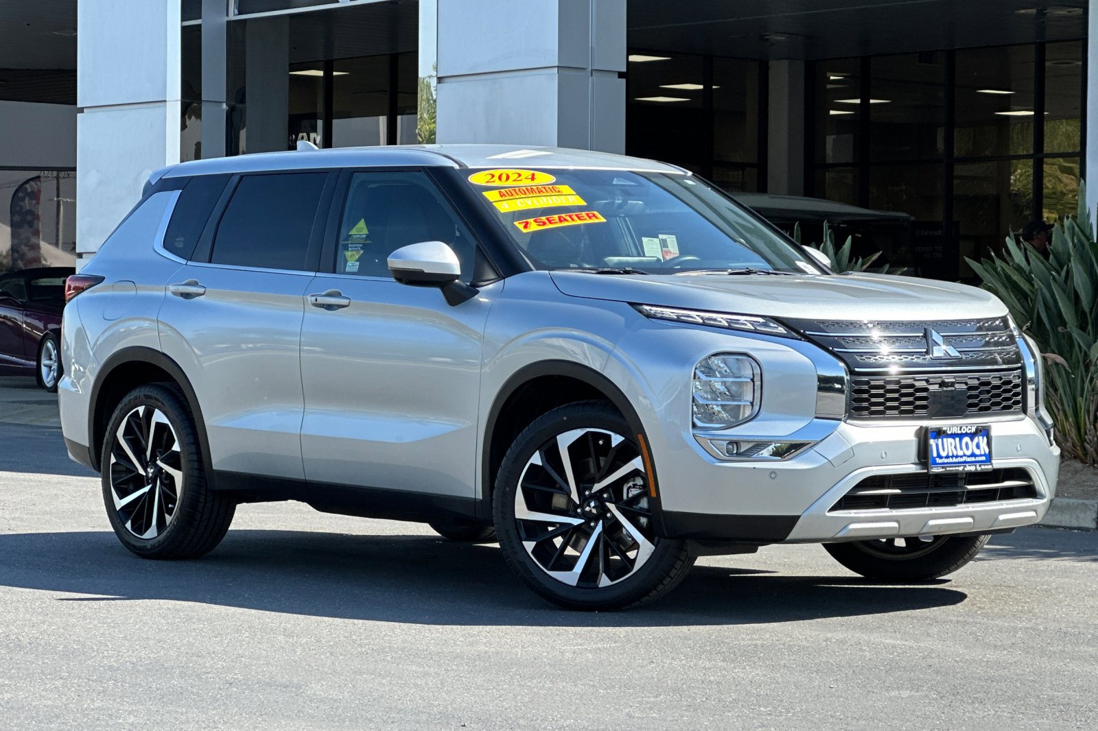 2024 Mitsubishi Outlander SE photo 2