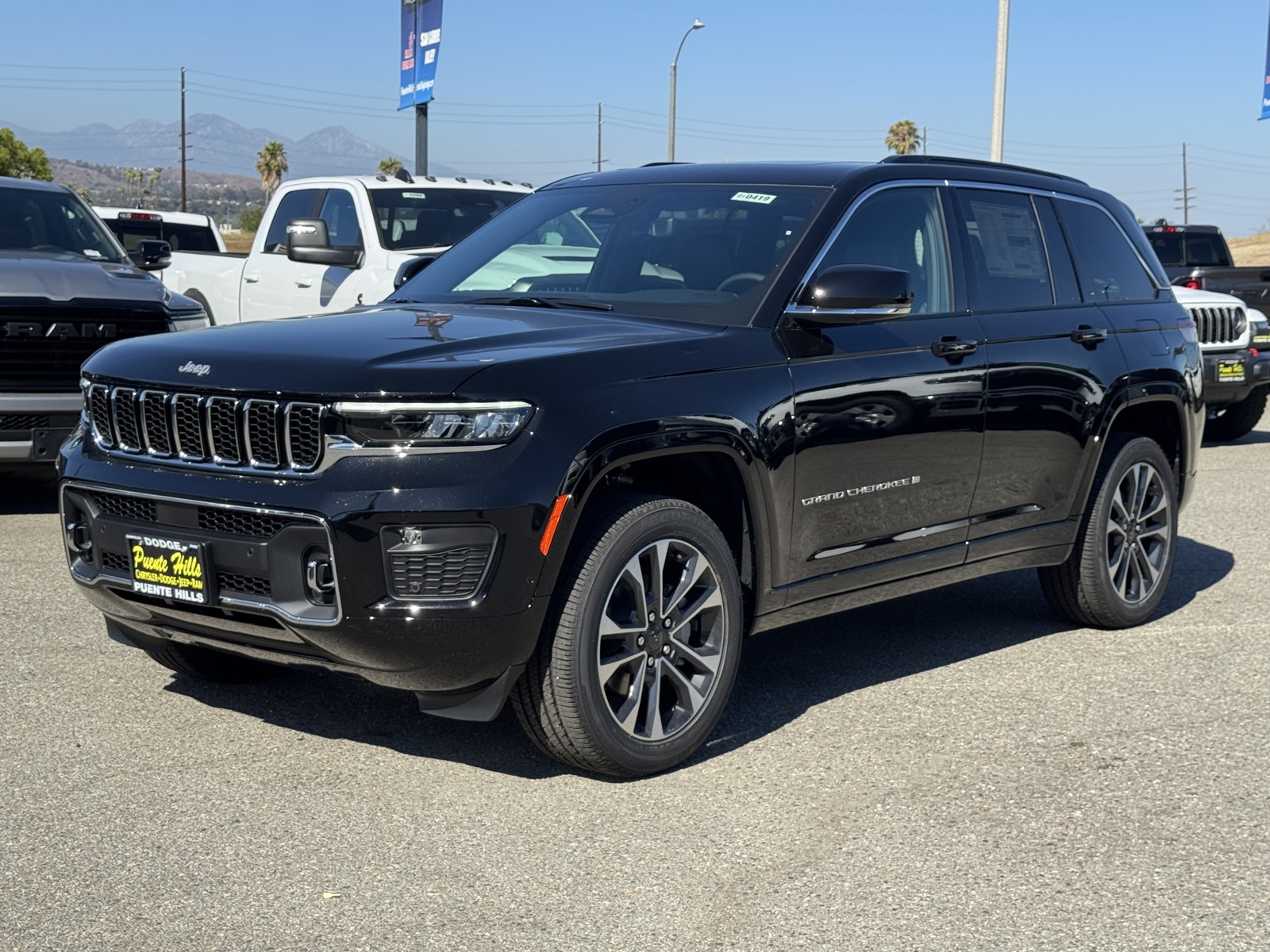 2025 Jeep Grand Cherokee Overland photo 2