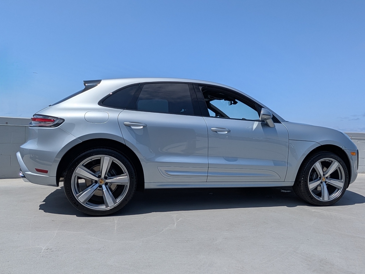 2025 Porsche Macan T photo 23
