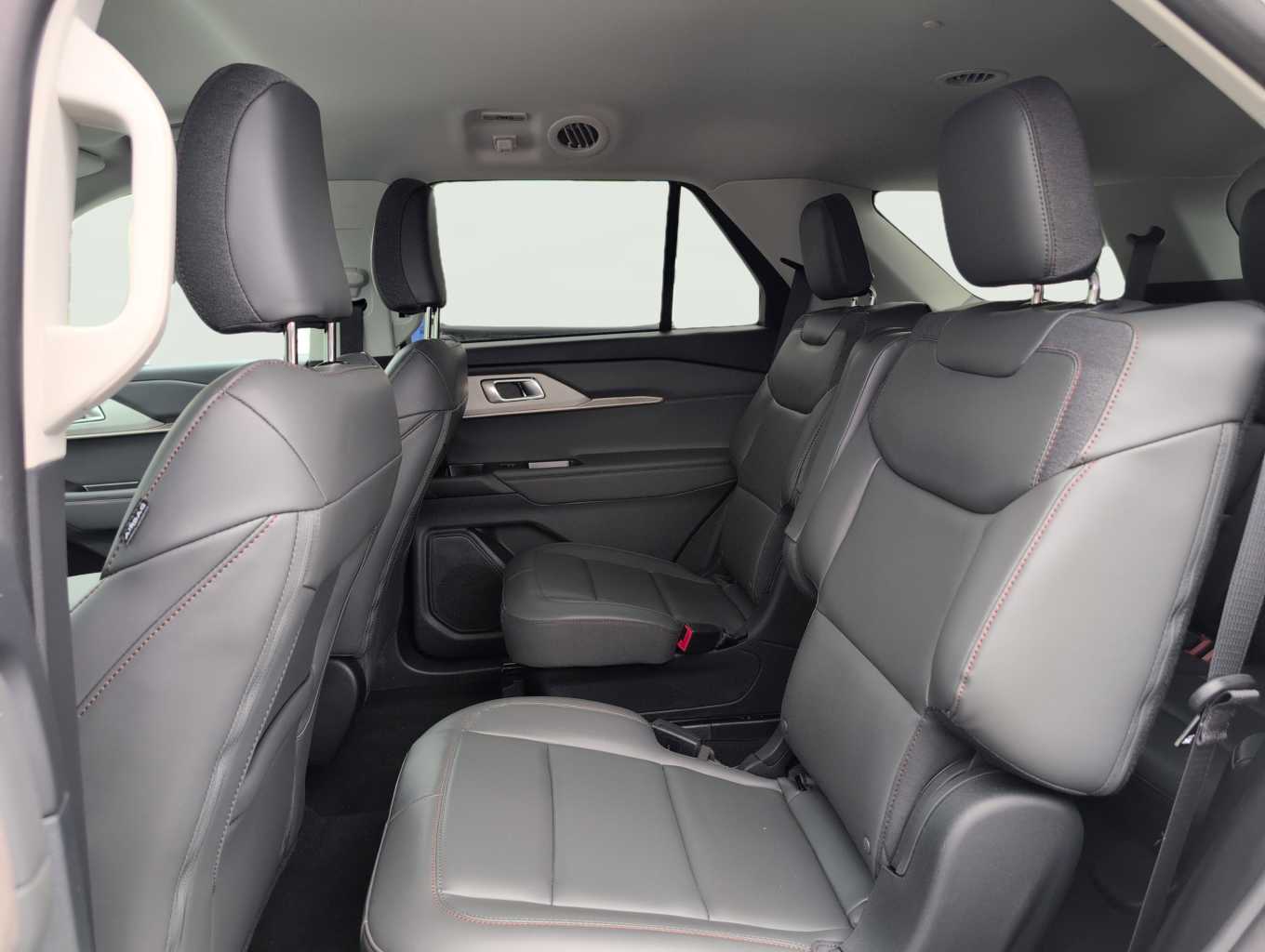 2025 Ford Explorer photo 10