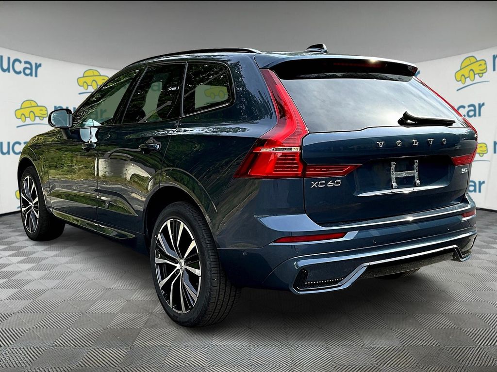 2025 Volvo XC60 B5 Plus photo 5