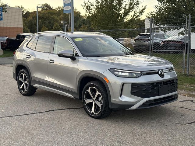 2025 Volkswagen Tiguan SE photo 3