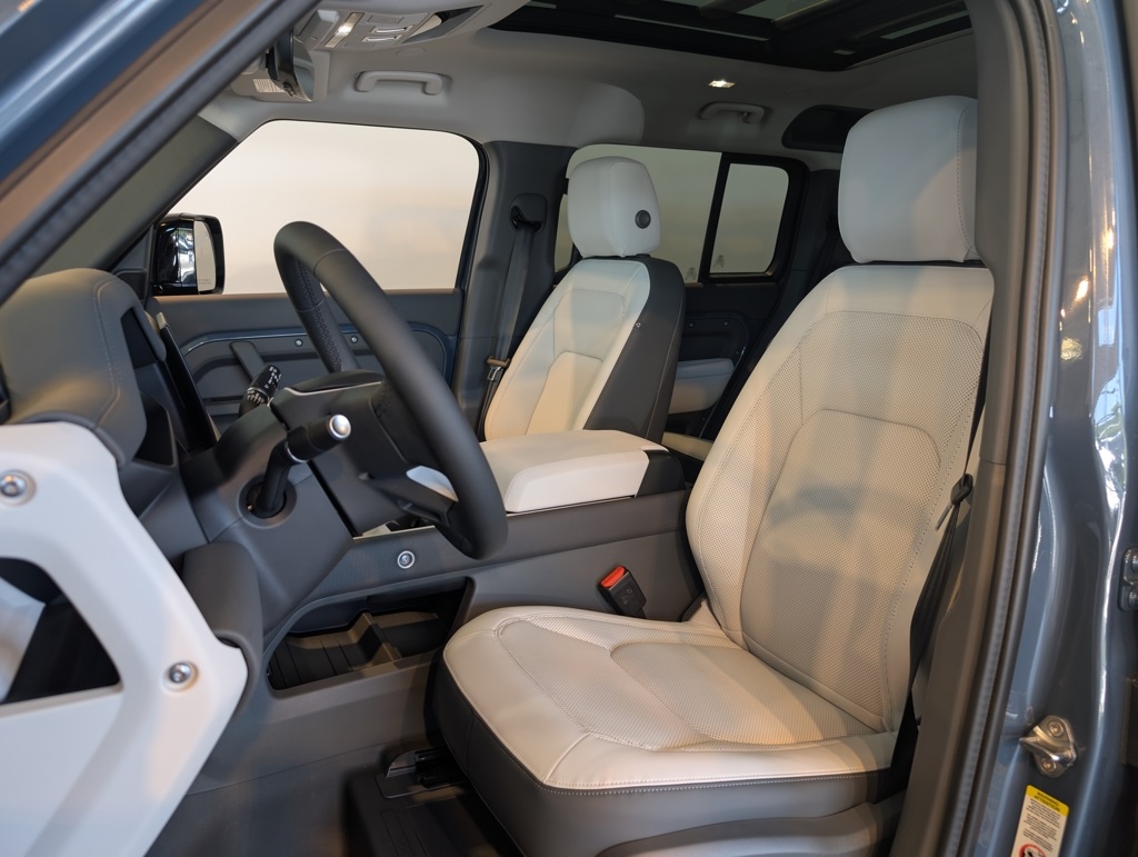 2025 Land Rover Defender 110 S photo 11