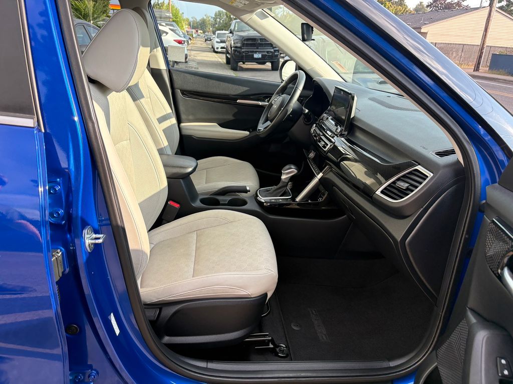 2022 Kia Seltos EX photo 25
