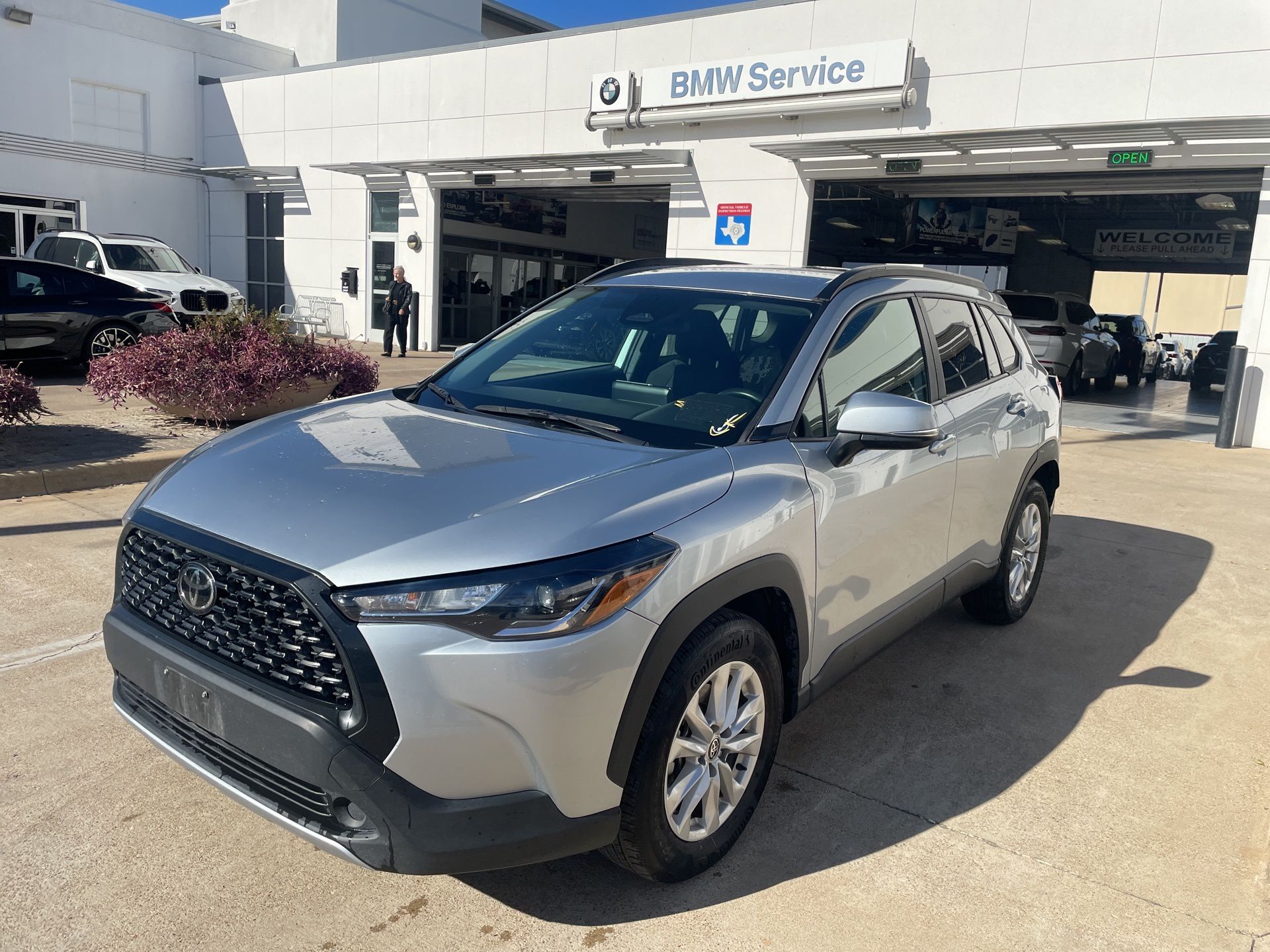 2024 Toyota Corolla Cross LE's photo